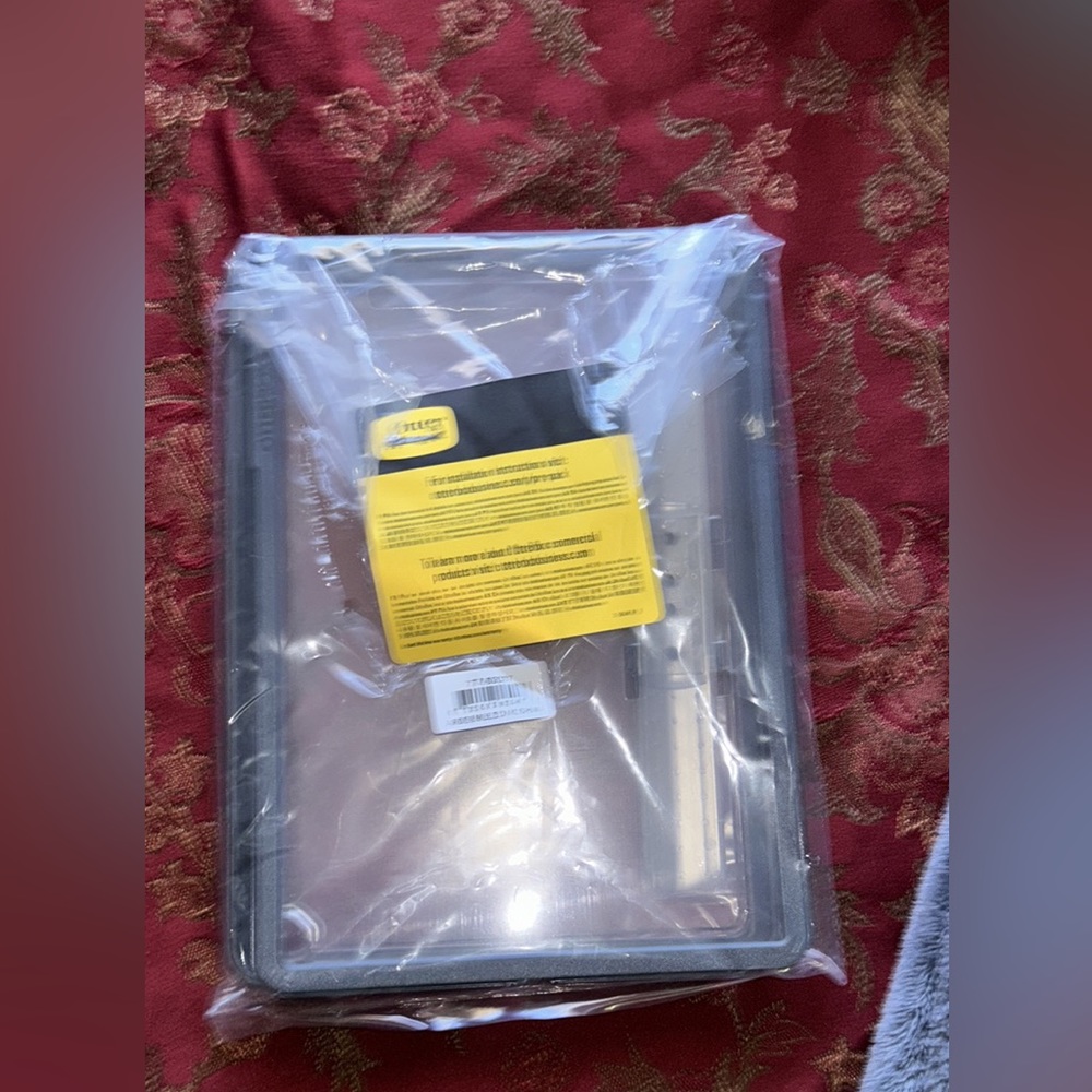 IPad 5th/6th Generation Otter Box Case - Picture 2 of 2
